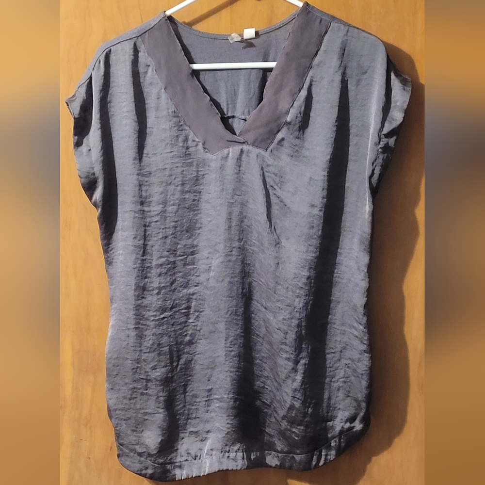 Medium grey top